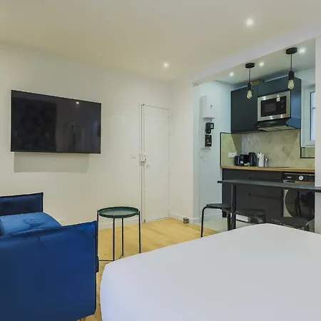 Modern - 4p- Sacre-c Ur Apartment